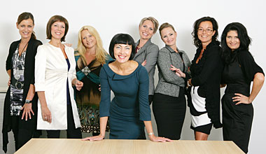 Stylistin und Erfolgsautorin Irmie Schüch-Schamburek mit ihrem hochqualifierten Team von Shoppingbegleiterinnen, 2011.